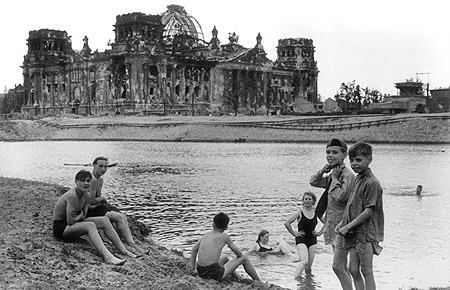 Badende Kinder vor dem kriegszerstörten Reichstag, Foto: Boris Puschkin, 1945