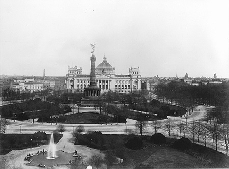 Reichstagsgebäude (1884-94 erbaut von Paul Wallot) - Gesamtansicht mit Königsplatz und Siegessäule. - Fotografie 1894