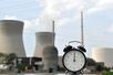 Atomkraftwerk und Wecker im Vordergrund