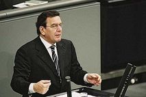 Bundeskanzler Gerhard Schröder bittet die Bundestagsabgeordneten um Zustimmung für den Einsatz von Bundeswehr-Soldaten in Afghanistan zur Bekämpfung des internationalen Terrorismus.
