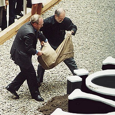 Bundestagspräsident Wolfgang Thierse mit dem Künstler Hans Haacke