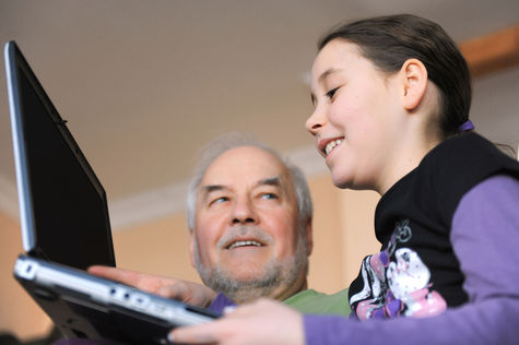 Grossvater und Enkelin am Rechner
