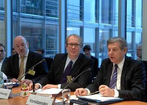Foto: Sitzung am 15.12.10 mit Matthias Kurth, Präs. Bundesnetzagentur u. Prof. Dr. Justus Haucap, Vors. Monopolkommission (v. links)