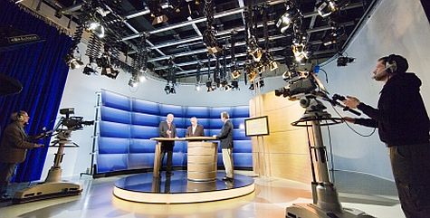 Foto: Fernsehstudio mit Kameras, Studiogästen und Beleuchtung