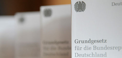 Ausgabe des Grundgesetzes für die Bundesrepublik Deutschland als Auslage eines Informationsstand