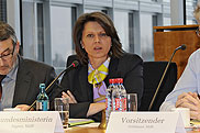 Landwirtschaftsministerin Ilse Aigner (Mitte) und Vorsitzender Hans-Michael Goldmann (re.)