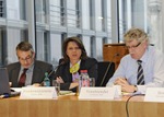 13.01.2011 - Die Bundesministerin für Ernährung, Landwirtschaft und Verbraucherschutz, Ilse Aigner (CDU/CSU) (mitte), nimmt an der Sondersitzung des Ausschusses für Ernährung, Landwirtschaft und Verbraucherschutz zum Thema "Aktuelle Funde von Dioxin in Futter- und Lebensmitteln" teil. Die Sitzung wird vom Ausschussvorsitzenden Hans-Michael Goldmann (FDP) (re), geleitet.