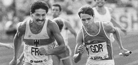 Staffellauf in Moskau 1985: links Harald Schmid (Bundesrepublik), rechts Mathias Schersing (DDR)