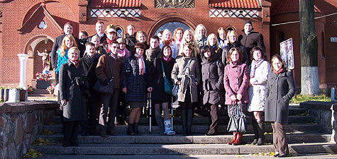 Gruppenfoto vor der Kirche St. Simon und Helen in Minsk