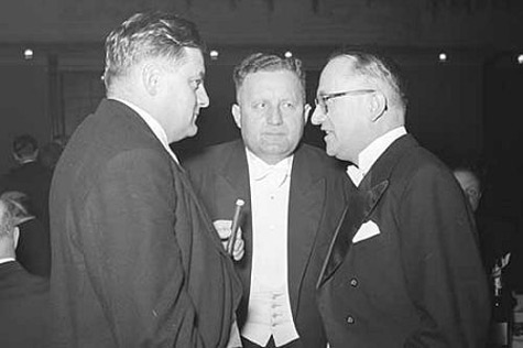 Franz-Josef Strauß, Bundestagsabgeordneter der CSU (l. mit Zigarre), im Gespräch mit Hermann Ehlers, Präsident des Deutschen Bundestages (M.) und Walter Hallstein, Staatssekretär im Auswärtigen Amt, am Rande des Bundespresseballs am 16.11.1952.