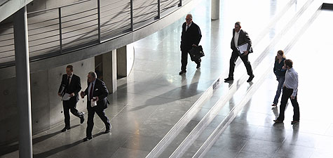 Angeordnete und Mitarbeiter auf dem Weg zu einer Ausschusssitzung