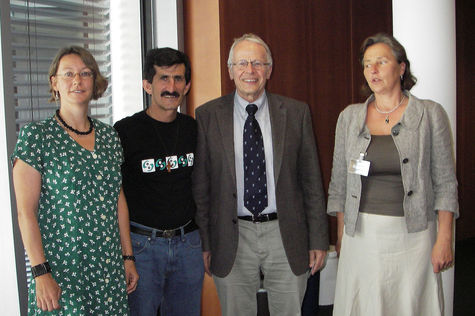 Der Vorsitzende des Menschenrechtsausschusses, Tom Koenigs (2. v. r.) mit Gästen: Pater Alberto Franco aus Kolumbien (2. v. l.), Alexandra Huck (li)und Christiane Schwartz (re).