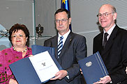 Wehrbeauftragter Königshaus übergibt Jahresbericht 2010