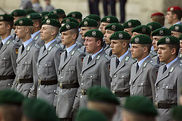 Soldaten vor dem Reichstagsgebäude