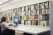 Büro mit großer Bücherwand