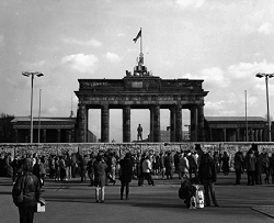 Foto: Brandenburger Tor mit Mauerresten, Sicht von West nach Ost