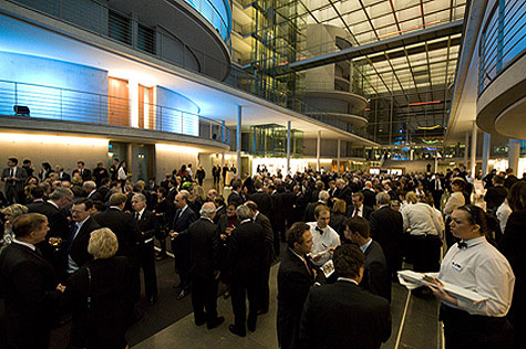 Blick in die Halle des Paul-Lbe-Hauses