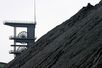 Hinter einer Kohlenhalde steht der Förderturm einer Zeche