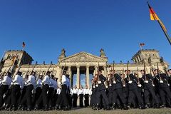 Bundeswehrsoldaten treten am Dienstag (20.07.2010) vor dem Reichstagsgebude in Berlin nach dem feierlichen Gelbnis ab.