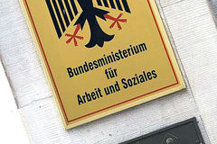 Schild am Sitz des Bundesministeriums fr Arbeit und Soziales