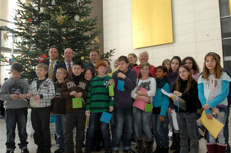 Gerda Hasselfeldt (CDU/CSU), Vizeprsidentin des Deutschen Bundestages, nahm den Weihnachtsbaum vom Verband Deutscher Naturparke entgegen