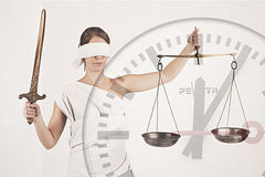 Justitia und Uhr