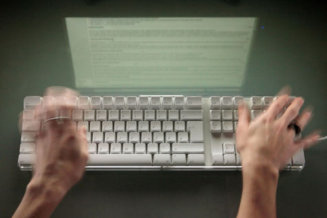 Schreibende Finger ber einer Computertastatur