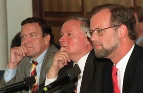 Schrder, Lafontaine und Scharpingsitzen nebeneinader bei einer Pressekonferenz.