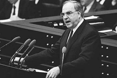 Bundeskanzler Helmut Kohl stellt im Bundestag die Vertrauensfrage. Da er die Mehrheit verfehlt, wird ber die Auflsung des Bundestages der Weg zu Neuwahlen geebnet, um der neuen Bundesregierung ihre Legitimation zu verschaffen.