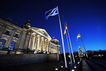 Weihnachtsbaum vor Westportal des Reichstagsgebudes