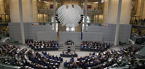 Coup d'il dans la salle plnire du Bundestag allemand, dans le btiment du Reichstag, pendant la dclaration gouvernementale de la chancelire fdrale Angela Merkel le 30 novembre 2005