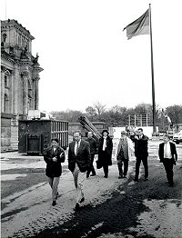 Die beiden Kunstsachverstndigen fr das Reichstagsgebude auf dem Weg ins Reichstagsgebude