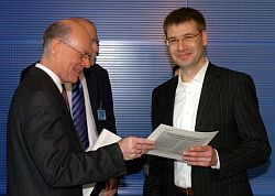 Dr. Norbert Lammert (li.) verleiht den Preis an den deutschen Preistrger Martin Schieder