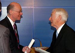 Dr. Norbert Lammert (li.) verleiht den Preis an den franzsischen Preistrger Denis Goeldel
