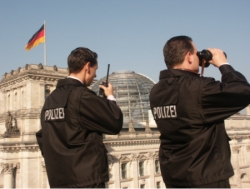 Foto: Polizisten auf dem Dach eines der Gebude des Deutschen Bundestages