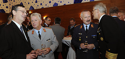 Hellmut Knigshaus (links) im Gesprch mit dem Generalinspekteur der Bundeswehr Volker Wieker (2. v. l.), Generalleutnant Finster und Konteradmiral Nielson