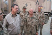 Im Gesprch: der Wehrbeauftragte im Camp Warehouse in Kabul