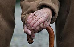 Hnde von zwei lteren Menschen bereinander gelegt