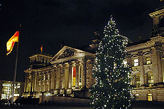 Weihnachtsbaum vor dem nchtlichen Reichstagsgebude