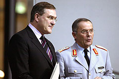 Dr. Franz Josef Jung, CDU/CSU, ehemaliger Bundesverteidigungsminister, im Gesprch mit Wolfgang Schneiderhahn