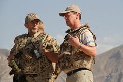Der Wehrbeauftragte (r.) im Gesprch mit Major Dietmar Geib, Kommandeur der Objektschutzgruppe EG MeS
