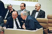 Bundeskanzler Helmut Kohl (1.R.r.) im Gesprch mit Hans-Dietrich Genscher, Bundesminister des Auswrtigen (1.R.l.), 