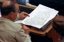 Ein Abgeordneter der DDR-Volkskammer betrachtet am 22.7.1990 eine Karte, auf der die fnf Bundeslnder Ostdeutschlands verzeichnet sind.