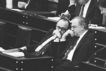 Bundeskanzler Helmut Kohl (r.) fhrt in der Regierungsbank ein Gesprch mit Hans-Dietrich Genscher, Bundesminister des Auswrtigen. 