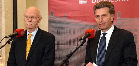 Vorsitzenden der Kommission, Peter Struck, (li.), SPD, und Gnther H. Oettinger, (re.), CDU/CSU
