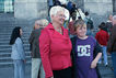 Bundestagsvizeprsidentin Gerda Hasselfeldt mit jungem Besucher