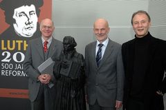 Bundestagsprsident Prof. Dr. Norbert Lammert, (li), CDU/CSU, erhlt eine Skulptur 