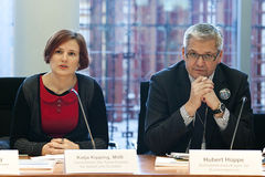 Die Ausschussvorsitzende Katja Kipping (li.) und der Behindertenbeauftragte der Bundesregierung, Hubert Hppe (re.)
