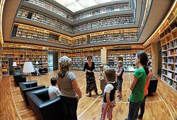 Im Bcherkubus des neuen Studienzentrums der Anna Amalia Bibliothek in Weimar lernen Kinder mit Architektin Antje Heise die Bibliothek und ihre Bcher kennen.