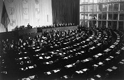 Konstituierende Sitzung des ersten Deutschen Bundestages am 7. September 1949, Klick vergrert Bild